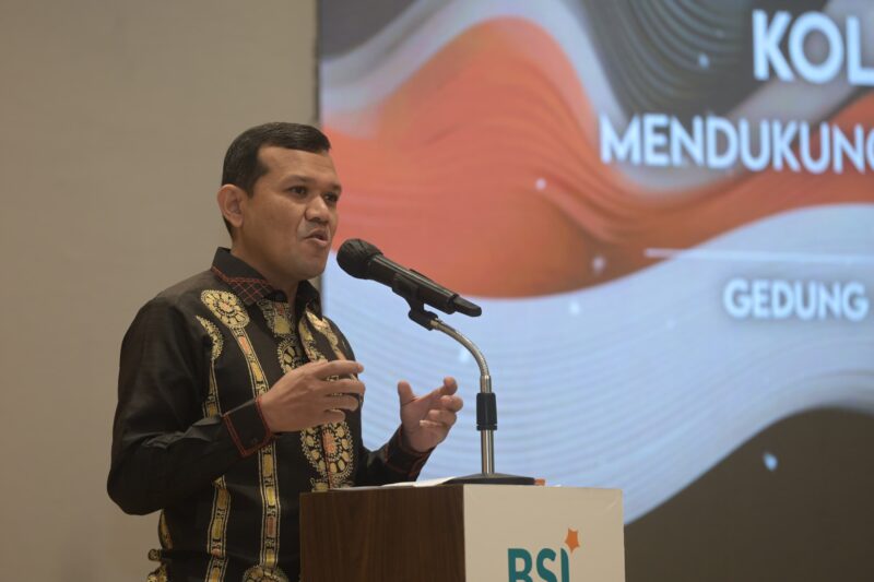 Wakil Gubernur Aceh, Fadhlullah , SE membuka Simposium Ekonomi Kalaborasi PWI - BSI untuk Mendukung Perkembangan UMKN Aceh, di Gedung Landmark BSI Aceh, (24/4/2025). Foto: Dok. Biro Adpim Setda Aceh