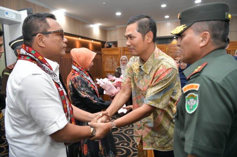 Gubernur Aceh yang diwakili Plt Sekda Aceh, M. Nasir, menyambut kedatangan Kepala Kejaksaan Tinggi (Kajati) Aceh yang baru, Yudi Triadi, di Bandara Sultan Iskandar Muda, Kamis (24/4/2025). Kedatangan Kajati disambut secara adat Aceh melalui prosesi peusijuk, sebagai simbol penghormatan dan penerimaan resmi oleh masyarakat Aceh. Foto: Dok. Biro Adpim Setda Aceh