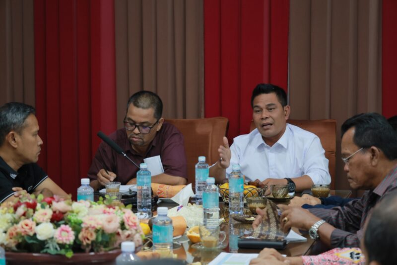 Bupati Aceh Besar H Muharram Idris (Syech Muharram), saat memimpin rapat penyesuaian visi dan misi ke dalam RPJM Kabupaten Aceh Besar di Gedung Dekranasda Aceh Besar, Gani, Kecamatan Ingin Jaya, Kabupaten Aceh Besar, Rabu (23/4/2025) malam. Foto: Dok. MC Aceh Besar