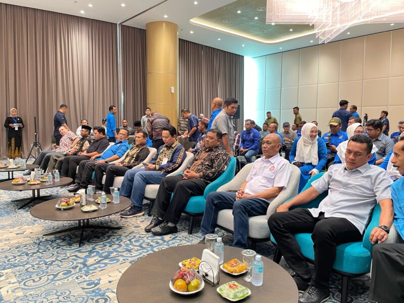 Staf Ahli Bupati Aceh Besar Drs Sulaimi MSi, menghadiri Simposium Ekonomi Kolaborasi yang digelar PWI dan BSI Aceh, di Gedung Landmark BSI Banda Aceh, Kota Banda Aceh, Kamis (24/4/2025). Foto: Dok. MC Aceh Besar