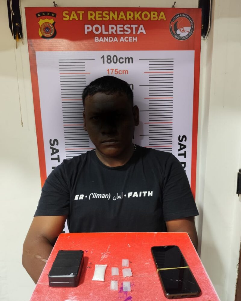 Pelaku berinisial SY (34), warga Aceh Besar. Dari penangkapan ini polisi menyita enam paket sabu seberat 7,34 gram dalam sebuah kotak rokok yang dikantongi, serta ponsel dan motor N-Max. Foto: Dok. Humas Polresta Banda Aceh