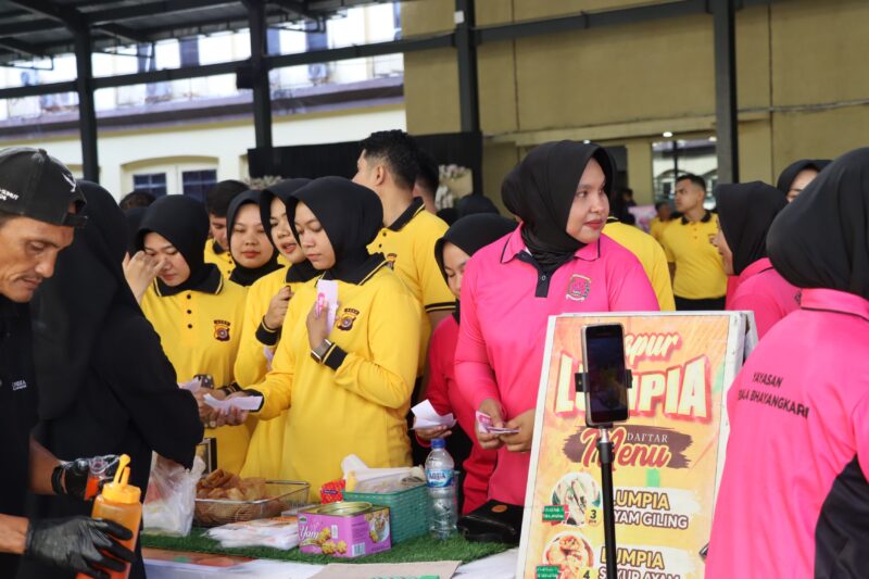 Meriahkan HUT ke-45, Yayasan Kemala Bhayangkari Aceh Gelar Bazar UMKM. Foto: Dok. Humas Polda Aceh
