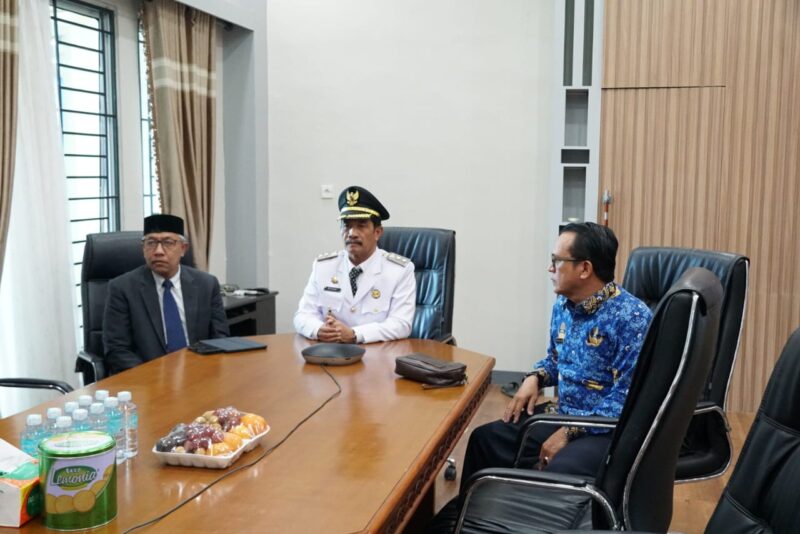 Wakil Bupati Aceh Besar Drs Syukri didampingi Asisten I Sekdakab Farhan AP dan Kabag Hukum Setdakab Rafzan Amin SH MH, mengikuti Peringatan Hari Otonomi Daerah Ke-29 yang digelar Kementerian Dalam Negeri secara virtual di Kota Jantho, Jum'at (25/04/2025). Foto: Dok. MC Aceh Besar