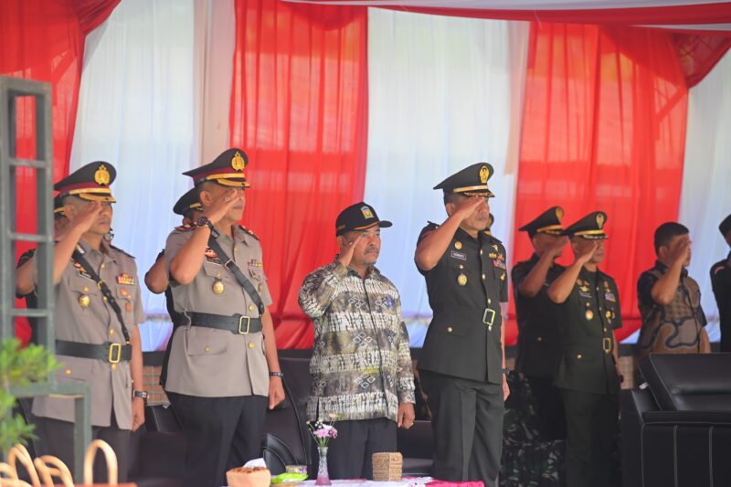 Asisten II Sekdakab Aceh Besar H M. Ali S.Sos., M.Si., menghadiri Upacara Penutupan Diktama TNI AD Gelombang I TA 2025 di Lapangan Upacara Rindam Iskandar Muda, Mata Ie, Kecamatan Darul Imarah, Jumat (25/4/2025). Foto: Dok. MC Aceh Besar