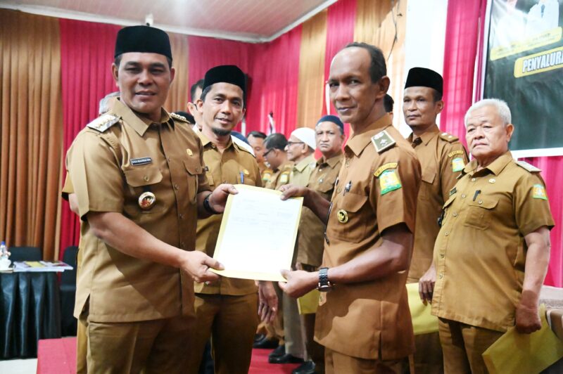 Bupati Aceh Besar, H Syech Muharram Idris menyerahkan SK Penyaluran Gaji Perbulan Secara Simbolis Kepada Keuchik gampong Lubok Batee, Kecamatan Ingin Jaya di Gedung Dekranasda, Gampong Gani, Kecamatan Ingin Jaya, Aceh Besar, Senin (28/04/2025). Foto: Dok. MC Aceh Besar