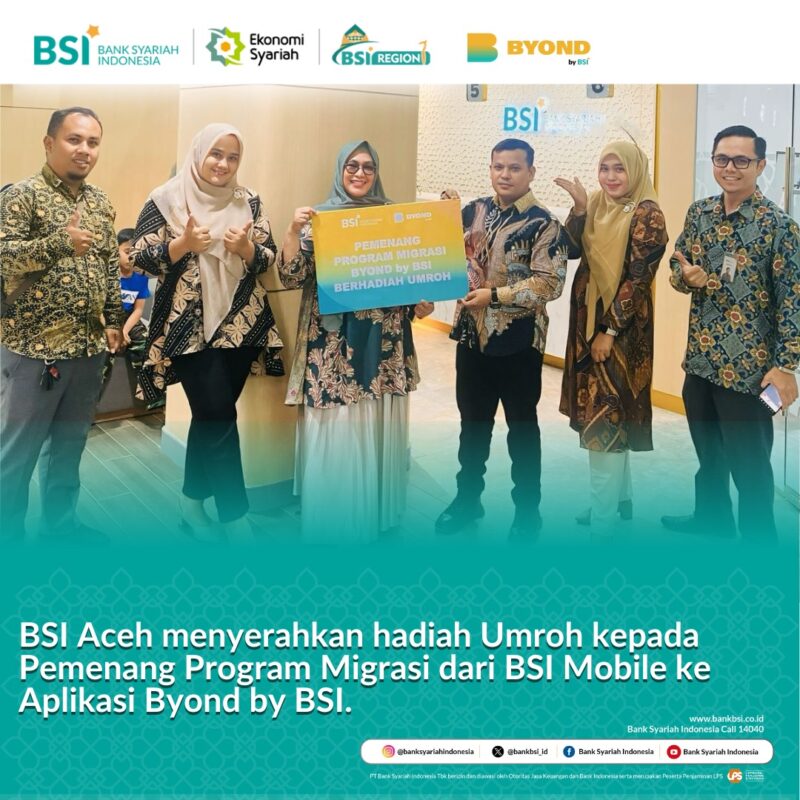 BSI Aceh Serahkan Hadiah Umroh bagi Pemenang Migrasi BSI Mobile ke Byond by BSI. Foto: Dok. Humas BSI Aceh