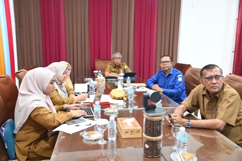 Asisten I Sekda Aceh Besar Farhan AP memimpin Zoom Meeting dengan Mendagri RI dan Komisi II DPR RI di Gedung Dekranasda, Gampong Gani, Kecamatan Ingin Jaya, Aceh Besar, Senin (28/04/2025). Foto: Dok. MC Aceh Besar