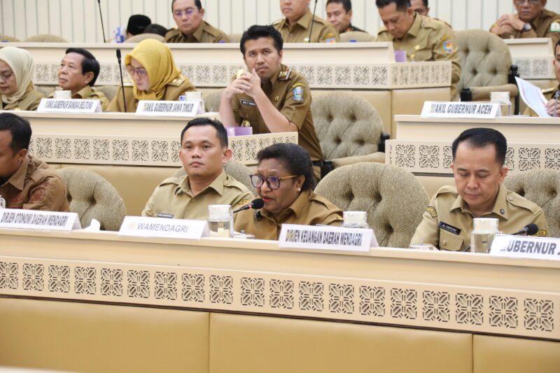 Wamendagri Ribka Haluk (Kedua Kanan) saat Rapat Kerja dan Rapat Dengar Pendapat bersama Komisi II DPR RI, Jakarta, Selasa (29/4/2025). (Foto : NOA.co.id/HO-Puspen Kemendagri).