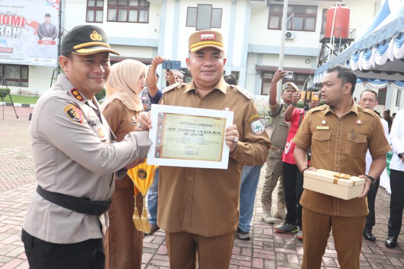 Berhasil Ungkap Narkoba Senilai Rp1,5 Miliar, Kapolres Aceh Tenggara Terima Penghargaan dari Bupati. Foto: Dok. Humas Polda Aceh