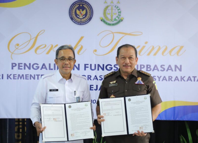 Jaksa Agung Muda Bidang Pembinaan Kejagung Bambang Sugeng Rukmono (kanan) dan Sekretaris Jenderal Kementerian Imipas Asep Kurnia (kiri) menunjukkan penandatanganan pengalihan pengelolaan rupbasan dari Kementerian Imipas kepada Kejaksaan di Gedung Rupbasan Jakarta Timur, Jakarta Timur, Rabu (30/4/2025). (Foto : NOA.co.id/HO-Puspenkum Kejagung RI).