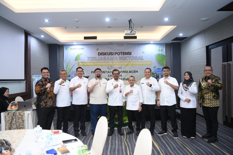 Asisten I Sekda Aceh, Azwardi, memaparkan secara komprehensif potensi sektor agribisnis, peternakan, dan kawasan industri dalam sebuah diskusi terbuka bersama PT Flora Agung yang berlangsung di Hotel Kyriad Muraya, Banda Aceh, Rabu (30/4/2025). Foto: Dok. Biro Adpim Setda Aceh
