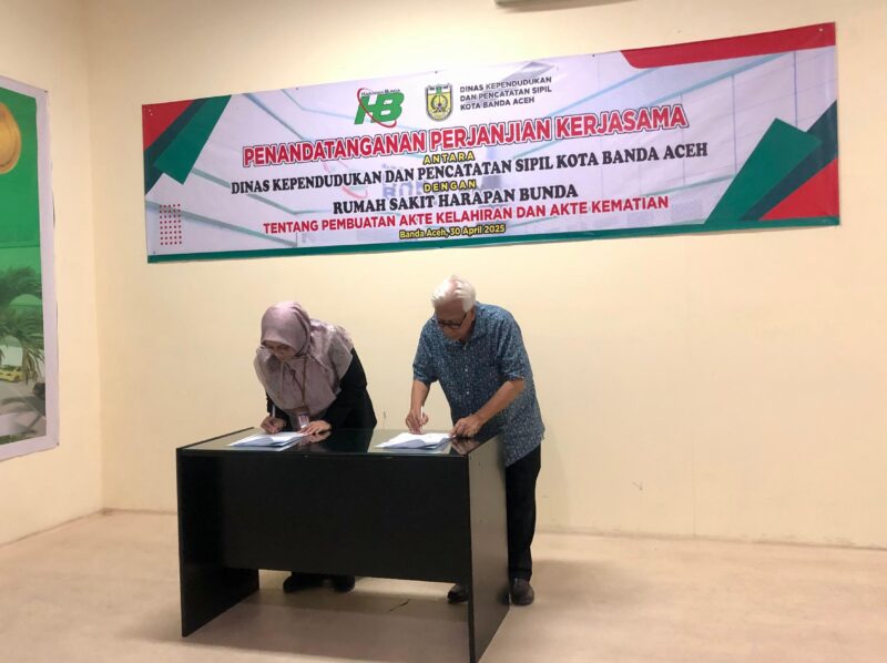 Penandatangan perjanjian kerjasama yang dilakukan oleh Kadisdukcapil Banda Aceh, Dra. Emila Devayana dengan Direktur Rumah Sakit Harapan Bunda, dr. Zainal Bakri, Sp. Og di aula Rumah Sakit Harapan Bunda Banda Aceh. Foto: Dok. NOA.co.id