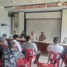 Sejumlah keuchik di Muara Tiga, bersilaturahmi dengan Muspika di Aula kantor camat setempat, Rabu (23/4/2025) (Foto.Amir Sagita. NOA.co.id). 
