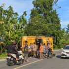 Kondisi truk pengangkut paket terbalik di jalan Banda Aceh-Medan Gampong Kupula Tanjong, Kecamatan Padang Tiji, Kabupaten Pidie, Sabtu (26/4/2025). Foto: Dok. Amir Sagita/NOA