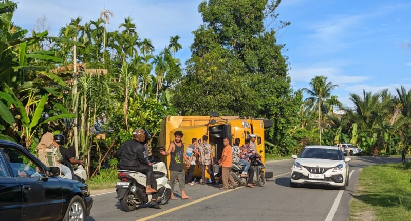 Kondisi truk pengangkut paket terbalik di jalan Banda Aceh-Medan Gampong Kupula Tanjong, Kecamatan Padang Tiji, Kabupaten Pidie, Sabtu (26/4/2025). Foto: Dok. Amir Sagita/NOA