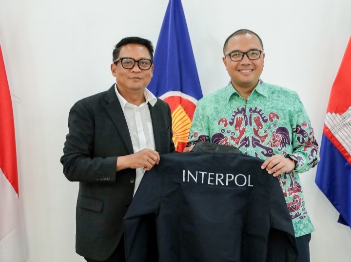 Duta Besar Republik Indonesia untuk Kerajaan Kamboja, Dr Santo Darmosumarto (Pertama Kanan) saat menerima kunjungan Kadivhubinter Polri Irjen Krishna Murti (Pertama kiri). Selasa (8/4/2025). (Foto : NOA.co.id/HO-KBRI Phnom Penh).