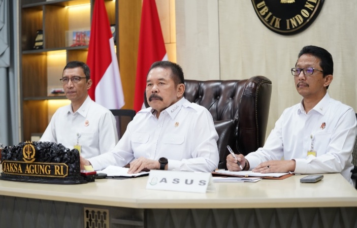 Jaksa Agung ST Burhanuddin (Tengah) saat pengarahan dalam kunjungan kerja virtual bersama seluruh jajaran Kejaksaan dari tingkat pusat hingga daerah, termasuk perwakilan di luar negeri, Jakarta, Selasa (15/4/2025). (Foto : NOA.co.id/HO-Pupsenkum Kejagung RI).