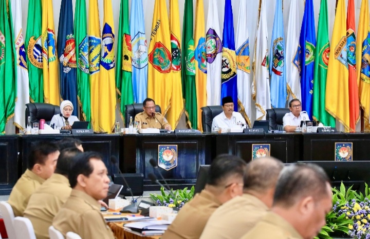 Mendagri Tito Karnavian saat Rapat Koordinasi  Pengendalian Inflasi Daerah Tahun 2025 yang dirangkaikan dengan Rakor terkait Sekolah Rakyat di Gedung Sasana Bhakti Praja, Kantor Pusat Kemendagri, Jakarta, Senin (21/4/2025).(Foto : NOA.co.id/HO-Puspen Kemendagri).
