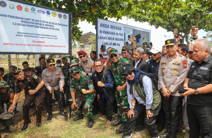 Satuan Tugas Penertiban Kawasan Hutan (Satgas PKH), yang terdiri dari berbagai Kementerian/Lembaga termasuk TNI/Polri, telah melaksanakan eksekusi fisik atas lahan di Kabupaten Padang Lawas, Sumatera Utara, Jumat (25/4/2025).(Foto : NOA.co.id/HO-Puspenkum Kejagung RI).
