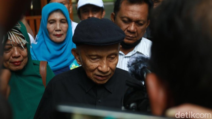 Amien Rais dan sejumlah orang menggeruduk UGM untuk mempertanyakan keaslian ijazah jokowi.