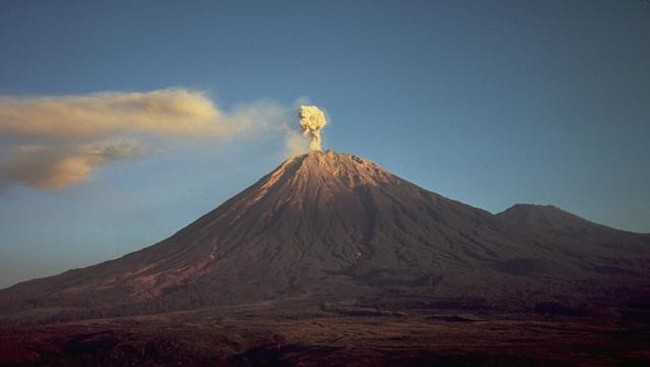 Gunung Semeru yang memiliki ketinggian 3.676 meter diatas permukaa laut (mdpl) erupsi disertai  letusan setinggi 1.000 meter diatas puncak.