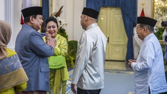 Presiden Prabowo Subianto didampingi putranya Didit Hediprasetyo (tengah) berbincang dengan Wapres ke-10 dan ke-12 Jusuf Kalla dan Titiek Soeharto di Istana Kepresidenan, Jakarta, Senin (31/3).