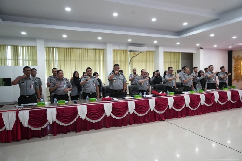 Kanwil Kemenkum Aceh usai mengikuti desk evaluasi oleh Tim Penilai Internal (TPI) Inspektorat Jenderal Kemenkum RI, Banda Aceh, Senin (5/5/2025). (Foto : NOA.co.id/HO-Kanwil Kemenkum Aceh).