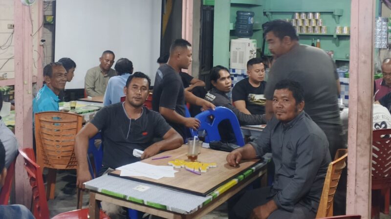 Turnamen Batu Domino Semarakkan Warkop Vita, Puluhan Peserta Ikut Ramaikan. Foto:Dok. Argam/Noa.co.id.