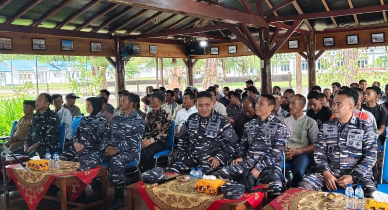 Komandan Lanal Simeulue, Letkol Laut (P) Oyu Mulia Sukmana, S.T., M.T., M.Tr.Opsla bersama pejabat Spotmaral, Paban VI Wilayah Perbatasan Laut Kolonel Laut (P) Nanang Hariono CIQnR, Pabandya Hankuatmas Letkol Laut (S/W) Sri Sukesi S.A.P., M.Ak., CRMP, dan Kaur BMN Taud Spotmaral Lettu Laut (P/W) Sugiyanti Mariana Dewi. Foto:Dok. Argam/Noa.co.id.