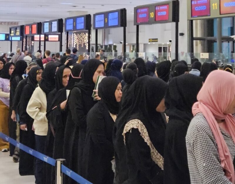Sejumlah 152 WNI yang dideportasi dari Arab Saudi tiba di Bandara Internasional Soekarno-Hatta, Tangerang, dengan penerbangan komersial, Kamis (1/5/2025). (Foto : NOA.co.id/HO-Kemlu RI).