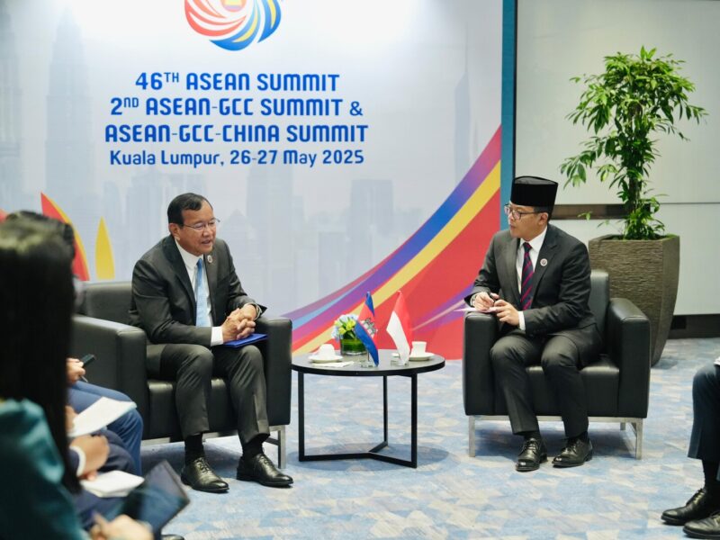 Menlu Sugiono (Pertama Kanan) berbicara dengan Menlu Kamboja Prak Sokhonn (Pertama Kiri) di sela-sela rangkaian KTT ke-46 ASEAN di Kuala Lumpur, Malaysia, Minggu (25/5/2025).(Foto : NOA.co.id/HO-Kemlu RI).