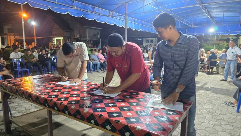 Masyarakat Desa Lubok Batee, Ingin Jaya saat memberikan hak pilihnya untuk pemilihan ketua pemuda gampong dan dusun muda, Sabtu (17/5/2025) malam. Foto: Dok. NOA.co.id