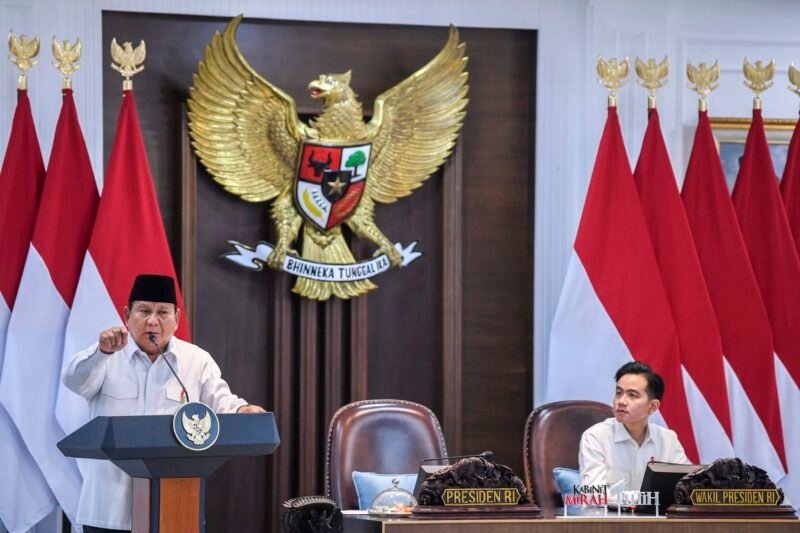 Presiden Prabowo Subianto (kiri) disaksikan Wakil Presiden Gibran Rakabuming Raka memberikan pengantar saat memimpin Sidang Kabinet Paripurna di Kantor Presiden, Jakarta, Senin (5/5/2025). Dalam sidang tersebut Presiden Prabowo Subianto memuji kinerja Kabinet Merah Putih yang telah bekerja selama enam bulan dan telah menghasilkan 28 kebijakan baru yang berkaitan langsung dengan rakyat. ANTARA FOTO/Galih Pradipta/foc.(ANTARA FOTO / GALIH PRADIPTA)