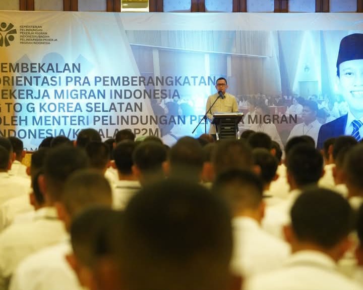 Menteri Pelindungan Pekerja Migran Indonesia (P2MI) Abdul Kadir Karding memberikan pengarahan pada Orientasi Pra Pemberangkatan bagi calon pekerja migran Indonesia ke Korea Selatan, di Solo, Jawa Tengah, Jumat (9/5/2025). (Foto : NOA.co.id/HO-KemenP2MI).