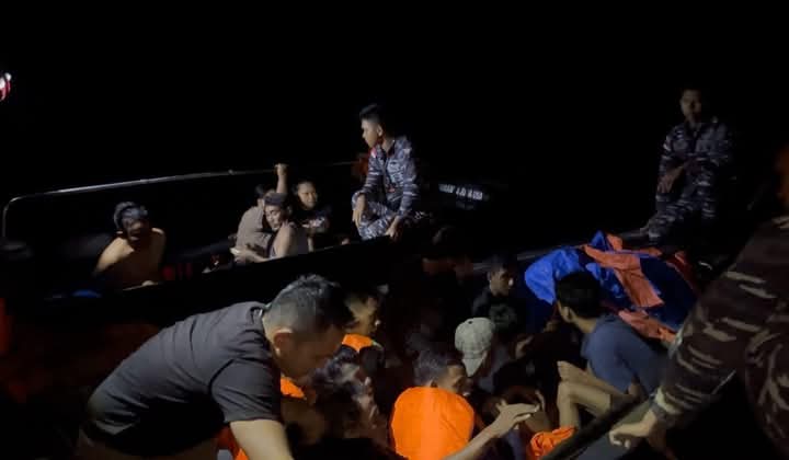Sebanyak 19 Pekerja Migran Indonesia ilegal ke Malaysia berhasil digagalkan oleh jajaran TNI Angkatan Laut dari Pangkalan Lanal Dumai di perairan Selat Malaka, Rabu malam (7/5/2025). (Foto : NOA.co.id/HO-Dispenal).