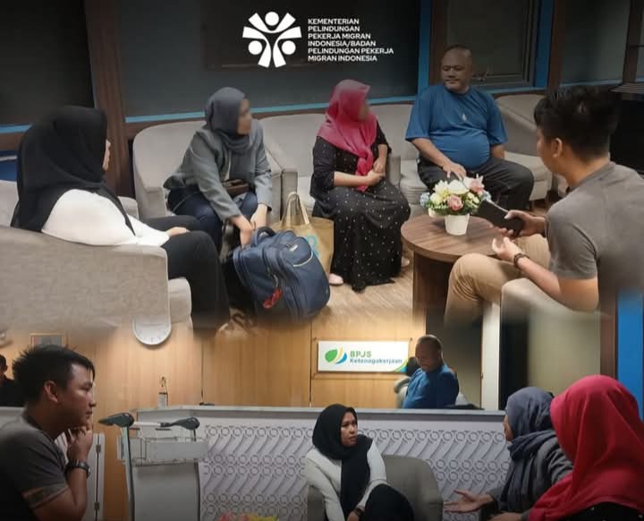 KemenP2MI lakukan pencegahan terhadap dua calon pekerja migran Indonesia berinisial TE dan ES hendak berangkat kerja ilegal ke Mesir, Jakarta, Minggu (11/5/2025). (Foto : NOA.co.id/KemenP2MI).