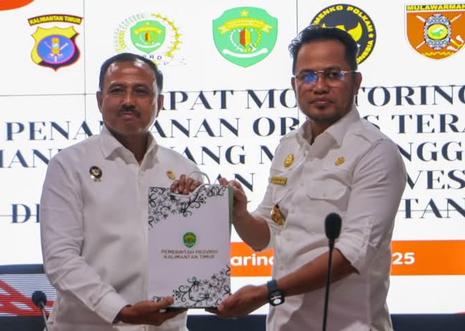 Deputi Bidang Koordinasi Politik Dalam Negeri Kemenko Polkam, Mayjen TNI Heri Wiranto (Pertama Kiri) bersama Gubernur Kalimantan Timur Rudy Mas'ud (Pertama Kanan) dalam rangka monitoring Penanganan Ormas Terafiliasi Premanisme yang Mengganggu Stabilitas Keamanan dan Investasi di kantor Gubernur Kalimantan Timur, Minggu (11/5/2025). (Foto : NOA.co.id/HO-Kemenkopolkam).