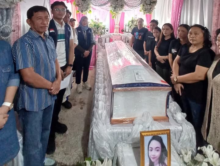 Tim Kementerian Luar Negeri yang tergabung dalam Satuan Tugas (Satgas) Pelindungan Desk Pelindungan Pekerja Migran Indonesia (Desk P2MI) melakukan pendampingan pemulangan jenazah N.A., PMI asal Manado, Sulawesi Utara, yang meninggal akibat sakit saat bekerja di Kamboja, Senin (26/5/2025). (Foto : NOA.co.id/HO-Kemenko Polkam).