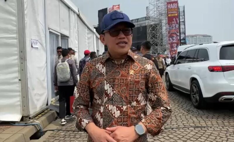 Menteri Pelindungan Pekerja Migran Indonesia (P2MI) Abdul Kadir Karding saat Dampingi Presiden Prabowo Hadiri Perayaan May Day di Monas, Jakarta, Kamis (1/5/2025). (Foto : NOA.co.id/HO-KemenP2MI).