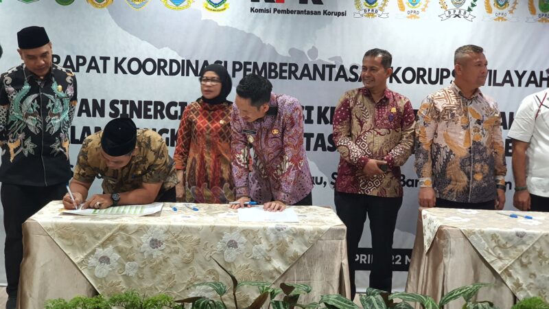 Bupati Aceh Besar Syech Muharram Idris menandatangani KOmitmen Anti Korupsi pada Rakor Pemberantasan Korupsi Wilayah I yang diinisiasi Direktorat Koordinasi dan Supervisi (Korsup) Wilayah I Komisi Pemberantasan Korupsi (KPK) di Gedung Merah Putih, Jakarta, Selasa (29/04/2025). Foto: Dok. Pemkab Aceh Besar