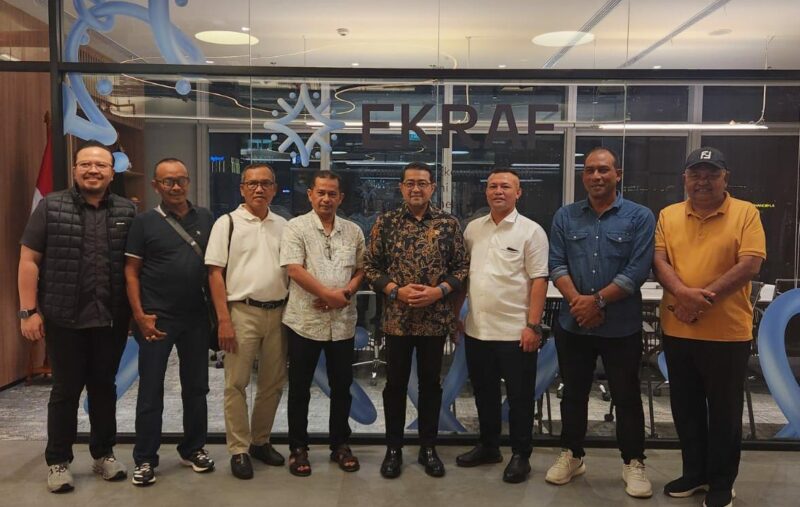 Bupati Aceh Utara H. Ismail A. Jalil bersama Ketua DPRK Arafat Ali dan para Wakil Ketua serta Sekwan foto bersama dengan Men-Ekraf, T. Riefki Harsya dan Stafsus Men-Ekraf, Riyan Firmansyah, BBA, M.Com (Riyan Syaf) di Mini Hall Lantai-33 Kementerian Ekraf, Jakarta, Rabu (30/4/2025) malam. Foto: Dok. Zubir/NOA.co.id
