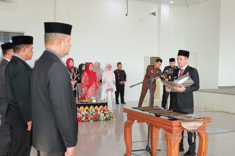 Bupati Aceh Barat, Tarmizi saat melantik dan mengambil sumpah tujuh pejabat tinggi pratama (eselon II) di lingkungan Pemerintah Kabupaten Aceh Barat, Jumat (2/5/2025). Foto: Dok. Diskominsa Aceh Barat