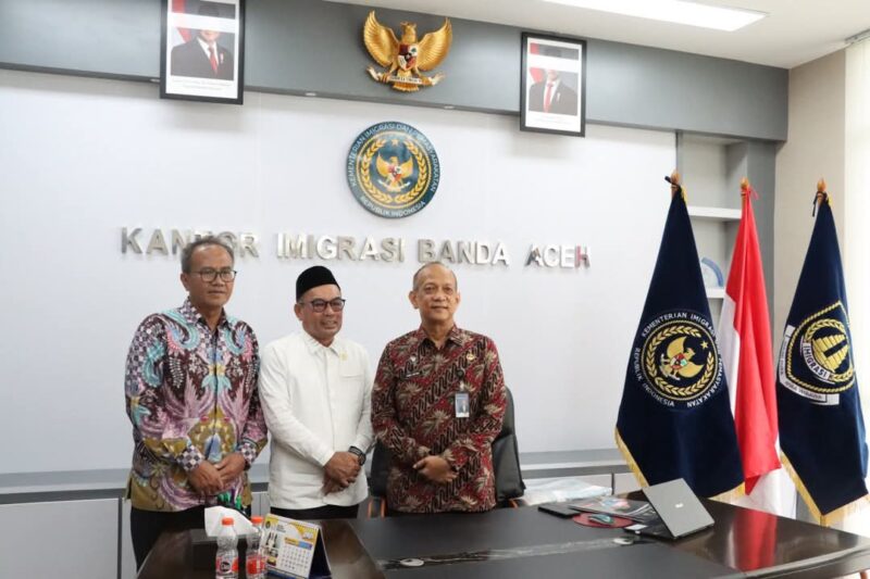 Kunjungan Anggota DPR RI Komisi XIII dari Fraksi Partai Demokrat, H.T Ibrahim (Tengah) didampingi Kakanwil Ditjenim Aceh,  Novianto Sulastono (Pertama Kiri) dan Kepala Kanim kelas I Banda Aceh, Gindo Ginting (Pertama Kanan), Banda Aceh, Jumat (2/5/2025). (Foto : Farid Ismullah/NOA.co.id).