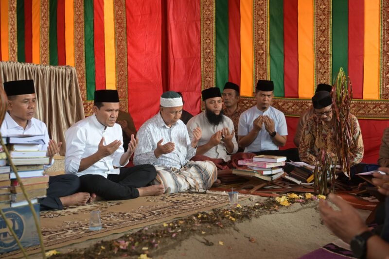 Wakil Gubernur Aceh, Fadhlullah SE didampingi Istri Mukarramah dan Sejumlah Kepala SKPA takziah ke rumah duka Tgk. Syekh H. Baidhawi Adnan (Abati Bakongan)  di Komplek Dayah Ashabul Yamin kec. Bakongan Kab Aceh Selatan. (3/5/2025). Foto: Dok. Biro Adpim Setda Aceh