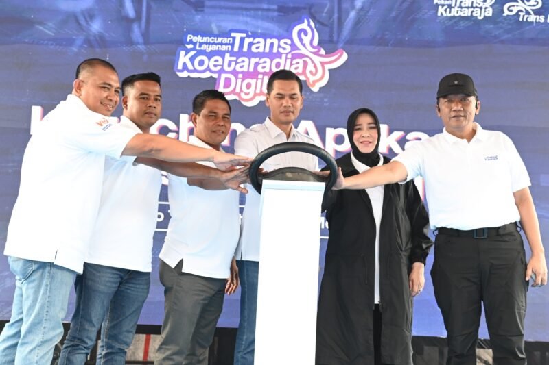 Bupati Aceh Besar, H Syech Muharram Idris, Plt Sekda Aceh, M. Nasir S.IP, MPA dan Walkot Banda Aceh, Illiza Sa’aduddin Djamal foto bersama seusai Lahunching Pelayanan Trans Koetaradja di Komplek Terminal Tipe A Batoh, Band Aceh Aceh, Minggu (04/05/2025). Foto: Dok. MC Aceh Besar