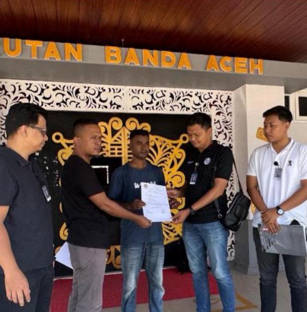 Tim imigrasi menerima penyerahan warga negara Banglades (tengah) yang selesai menjalani masa pidana di Rutan Kelas IIB Banda Aceh di Aceh Besar. (Foto : NOA.co.id/HO-Kantor Imigrasi Banda Aceh).