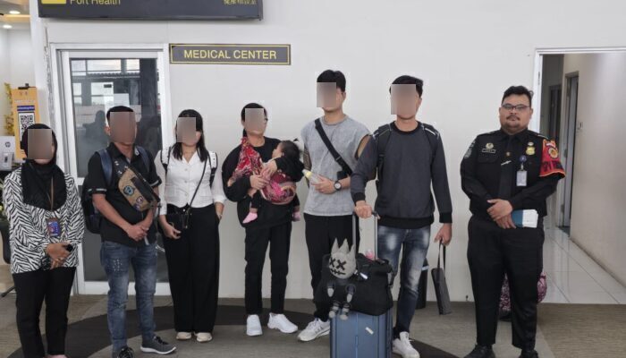 Petugas TPI Bandara Internasional Kualanamu, Deliserdang, bersama 6 warga negara Indonesia (WNI) yang diduga akan bekerja secara non-prosedural di Kamboja, Senin (5/5/1025). (Foto : Noa.co.id/HO-Ditjenim).
