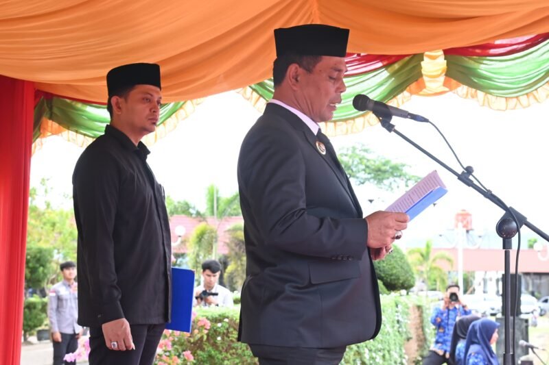 Bupati Aceh Besar, H Syech Muharram Idris bertindak selaku Inspektur Upacara HUT ke-41 Kota Jantho dan Hardiknas Tahun 2025, di Halaman Kantor Bupati Aceh Besar, Kota Jantho, Senin (05/05/2025). Foto: Dok. MC Aceh Besar