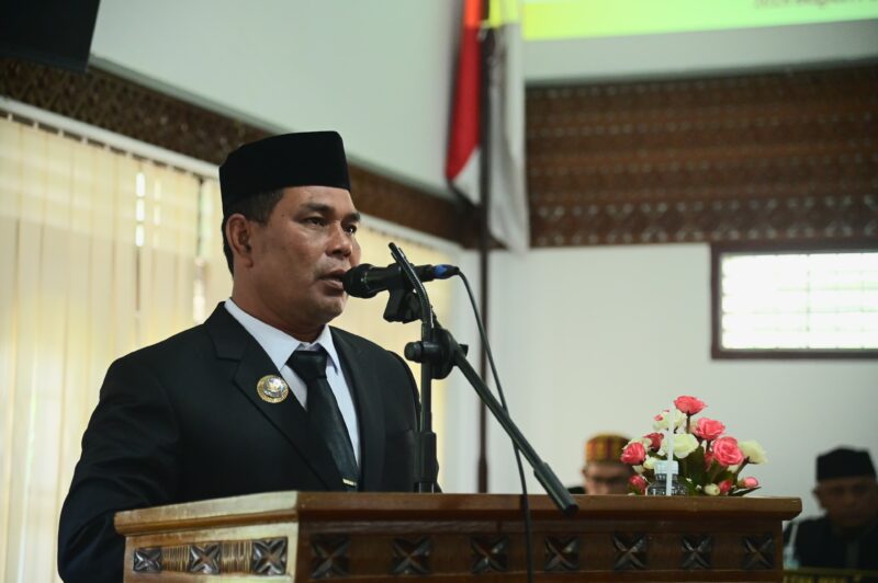 Bupati Aceh Besar Syech Muharram sedang memberikan sambutan pada Rapat Paripurna DPRK Aceh Besar dalam rangka HUT ke-41 Tahun 2025, di Ruang Paripurna DPRK Aceh Besar, Kota Jantho, Senin (04/05/2025). Foto: Dok. MC Aceh Besar