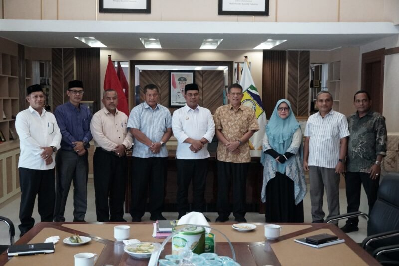 Bupati Aceh Besar Syech Muharram Idris menerima Audiensi dengan LPPM USK ruang kerja Bupati, Kota Jantho, Senin (05/05/2025). Foto: Dok. MC Aceh Besar